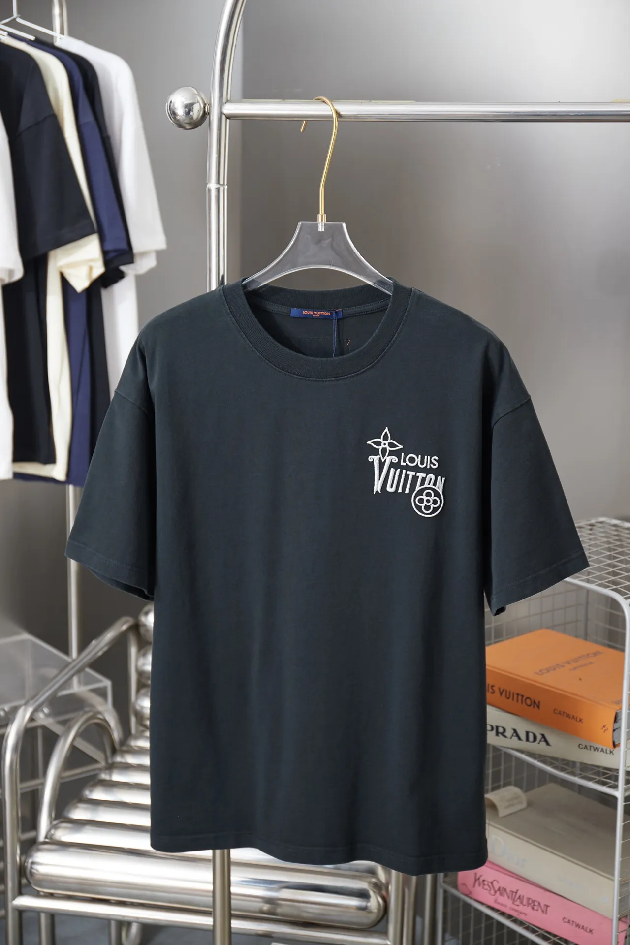 🅿️200 1V 25SS early spring new style short sleeves with embroidered letters, light luxury, a must-have item for daily commuting for men and women, correct version, welcome to compare, detailed features · 320g 100% pure cotton double yarn jersey fabric · Special thickened 32 pieces of double-strand 1X1 thread in the same vat custom dyeing · Imported Tajima machine embroidered LV letters · Double needle stitching and cross-stitching technology · Original main mark, washable tag, brand moisture-proof paper packaging Color: black/white/coffee Size: S/M/L/XL